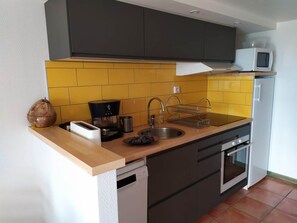 Fridge, microwave, oven, dishwasher - The Apartment at Bouillat D'Anty (Châtel-Guyon)