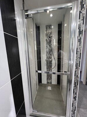Een douche, een haardroger, handdoeken, zeep