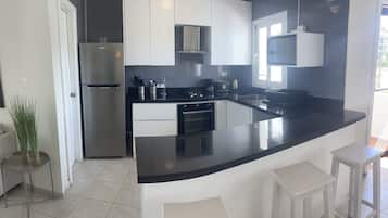 Apartamento luxo | Cozinha privada | Geladeira, micro-ondas, fogão, cooktop