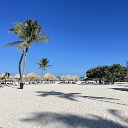 Privatstrand, weißer Sandstrand, Sonnenschirme, Strandtücher