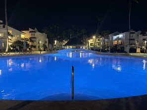 2 piscinas al aire libre, sombrillas, sillones reclinables de piscina