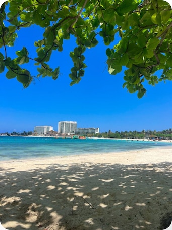 On the beach. Light escape mixes luxury with homey - 2 mins from the beach!