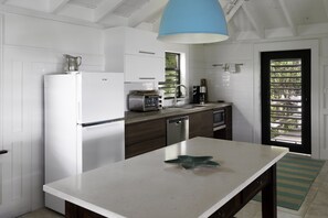 Refrigerador, microondas, lavavajillas y cafetera y tetera 