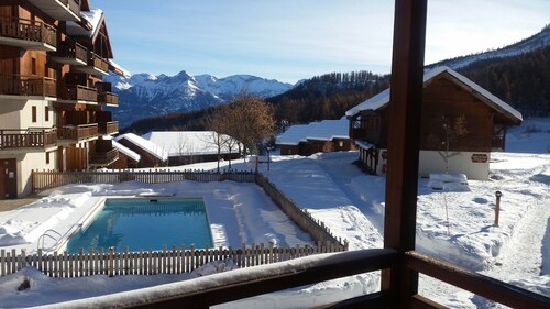 Chalet triplex Parc aux Etoiles 8 pers. à Puy-Saint-Vincent 1800, skis aux pieds