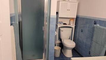 Ducha, secador de pelo, toallas y jabón