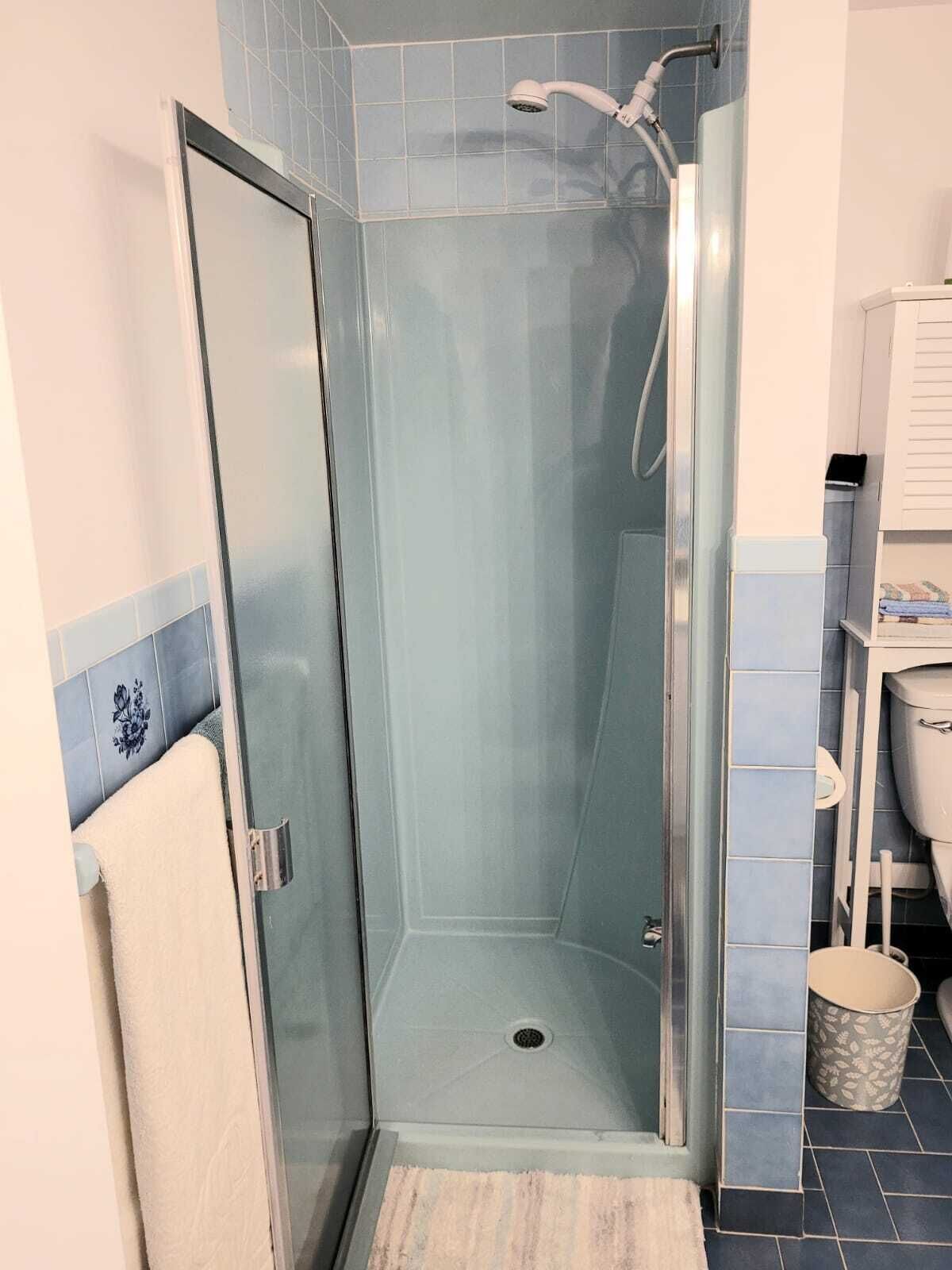 Douche, sèche-cheveux, serviettes fournies, savon