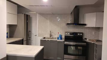 Frigorífico, microondas, horno y placa de cocina