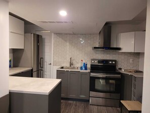 Refrigerador, microondas, horno y parrilla de estufa