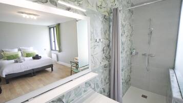 Baignoire, séchoir à cheveux, serviettes fournies, savon