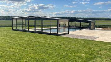 Piscine couverte, piscine extérieure