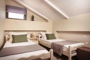 3 chambres, coffres-forts dans les chambres, fer et planche à repasser