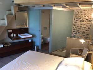 5 bedrooms, desk, iron/ironing board, free WiFi