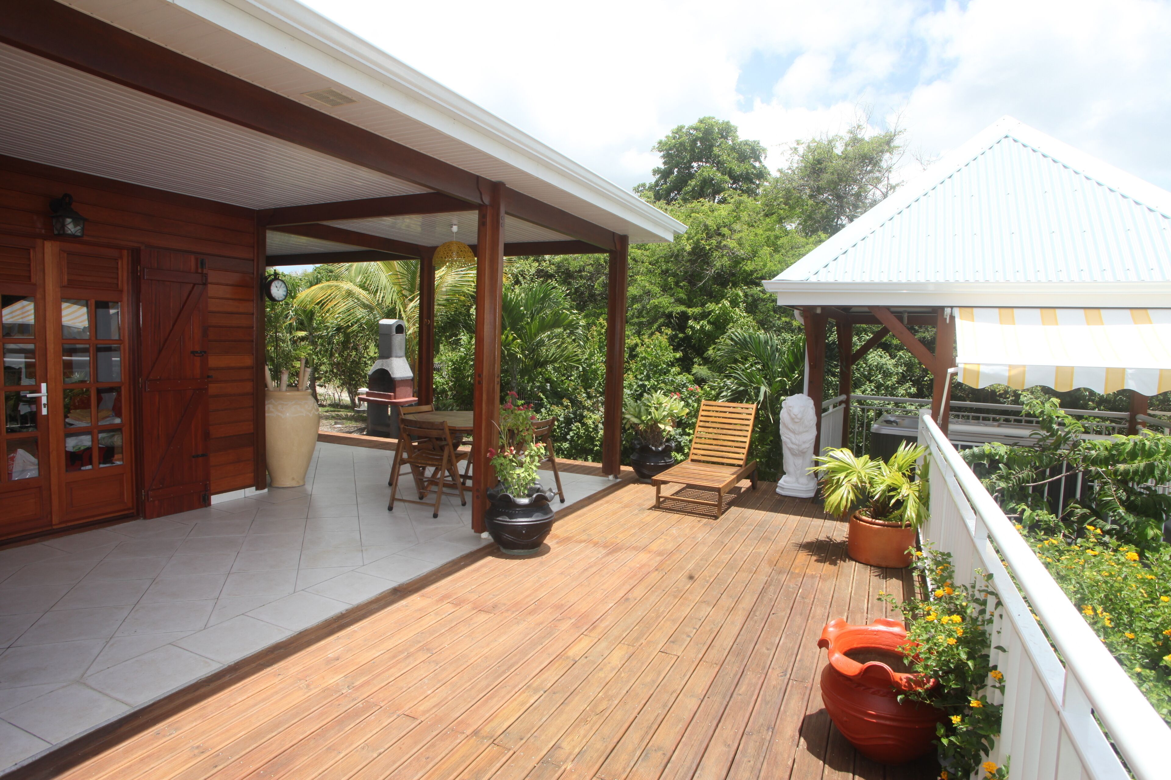 屋外ダイニングエリア