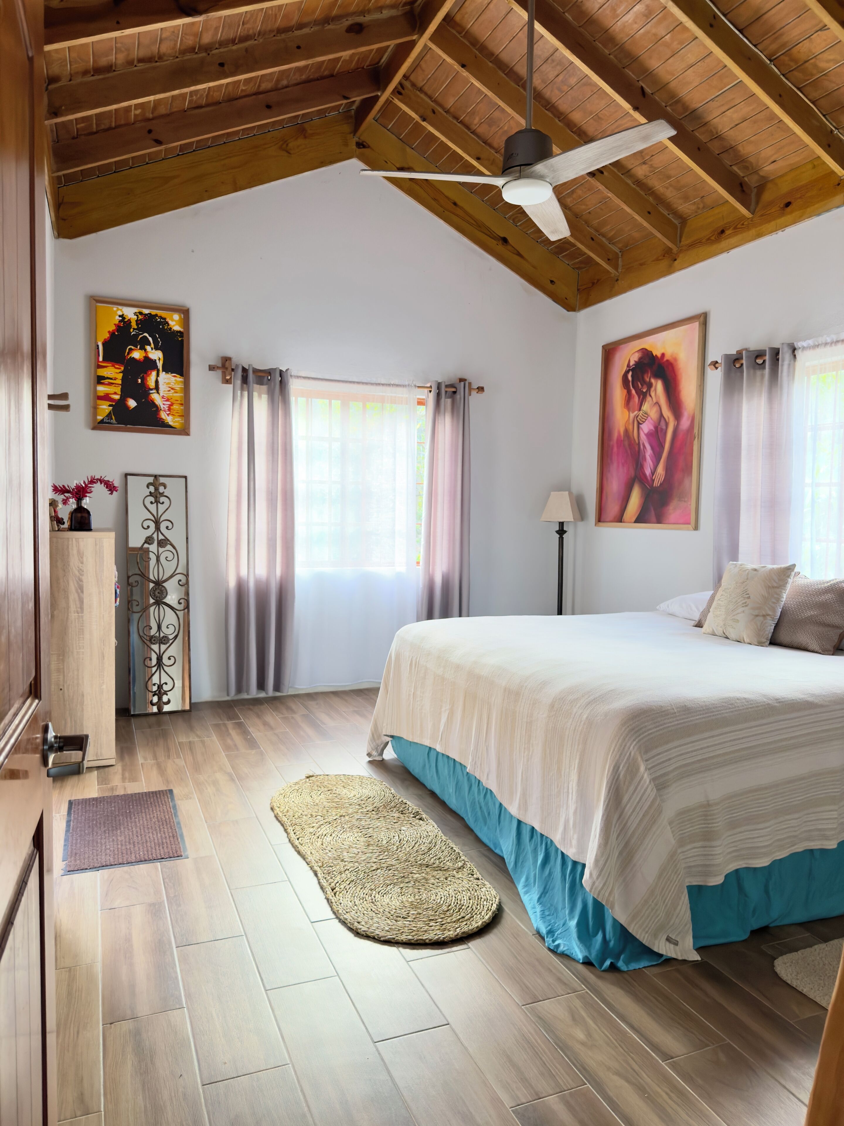 2 habitaciones, escritorio y tabla de planchar con plancha 