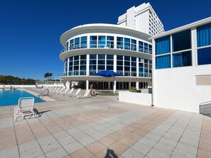 Outdoor pool - Amazing ocean view studio 14 floor. Free valet parking. (Miami)