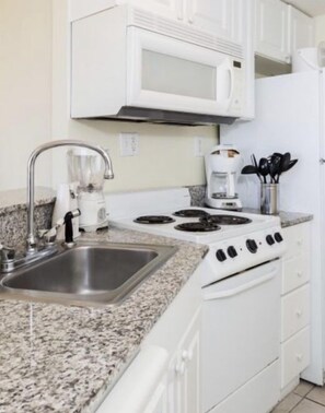 Fridge, microwave, oven, stovetop - 1bedroom oceanfront full kitchen laundry facilities and a large game room. (Myrtle Beach)