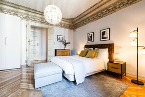 3 makuuhuonetta, tallelokero huoneessa, työpöytä, silitysrauta/-lauta