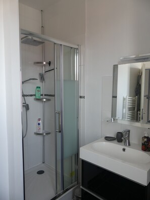 Dusche, Haartrockner, Toilettenpapier