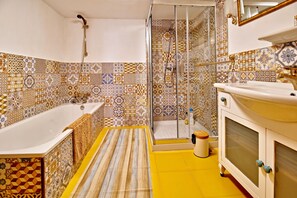 Combined shower/tub, hair dryer, bidet, towels