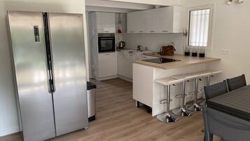 Réfrigérateur, micro-ondes, four, lave-vaisselle