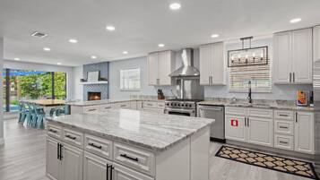 Réfrigérateur, four à micro-ondes, un four, surface de cuisson