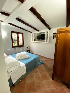 2 bedrooms, iron/ironing board, travel crib, free WiFi