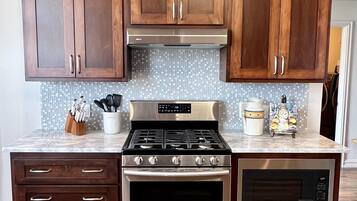 Geladeira, micro-ondas, fogão, cooktop