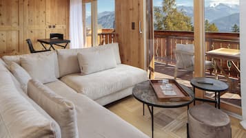 Premium Double Room | Minibar, in-room safe, individually decorated, desk