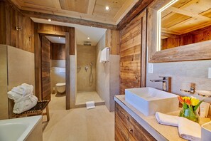 Habitación doble superior | Baño | Secadora de cabello, batas, pantuflas, toallas