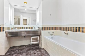 Sèche-cheveux, serviettes fournies