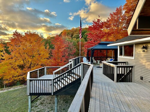 High Point Bellaire - Panoramic Lake Views - Private Hilltop Retreat – Sleeps 14