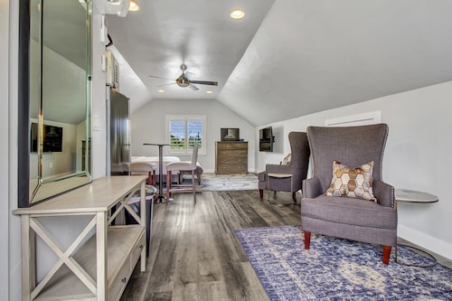 Cozy, classy, and convenient Sugarhouse Studio