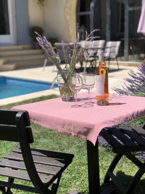 Outdoor dining - Villa du Soleil (Mallemort)