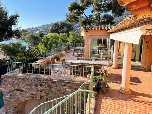 VILLA WITH SEA VIEW AND POOL 100M FROM THE BEACH
