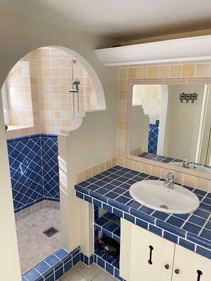 Dusche, Haartrockner, Handtücher, Toilettenpapier