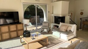 TV, fireplace