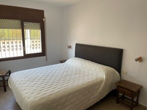 4 bedrooms, iron/ironing board, travel cot, free WiFi - Pretty villa with swimming pool near the sea (200m) (les Tres Cales)