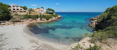 Una spiaggia nelle vicinanze