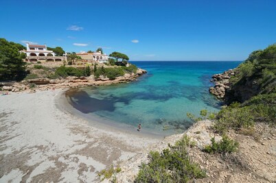 Pretty villa with swimming pool near the sea (200m)