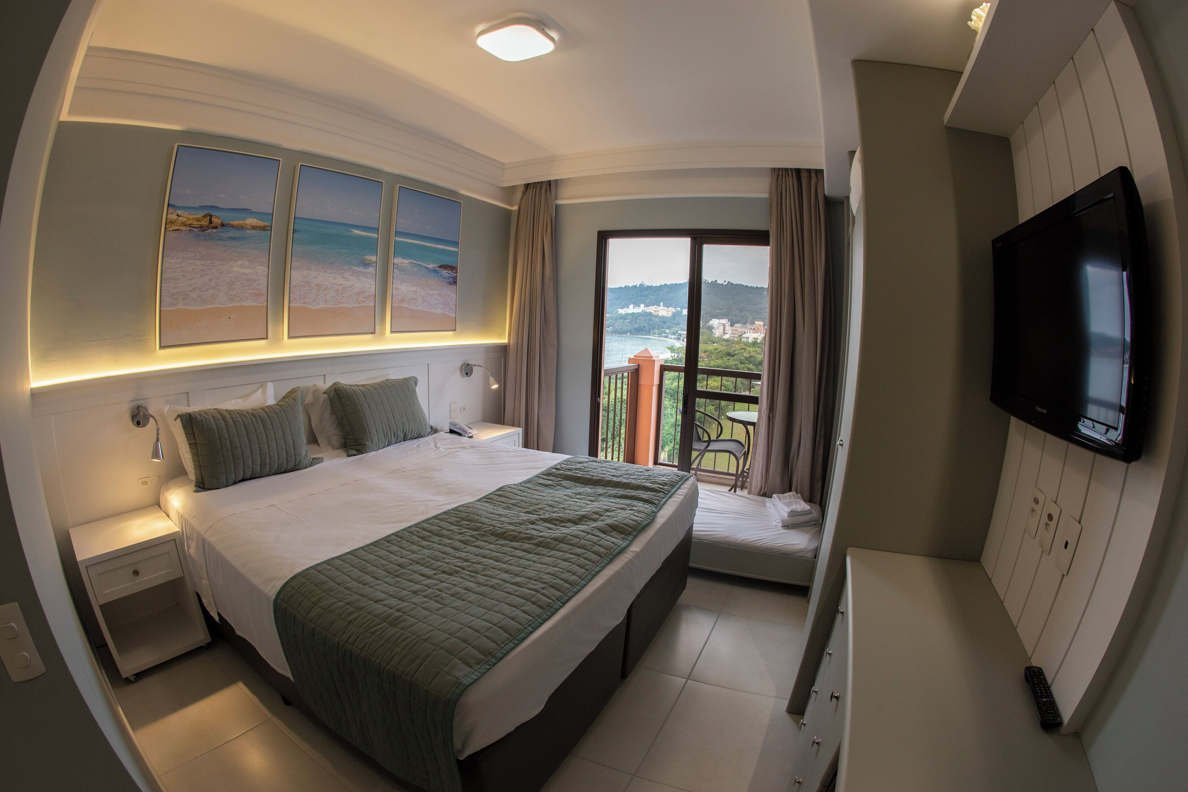 Minibar, caja de seguridad en la habitación y escritorio 