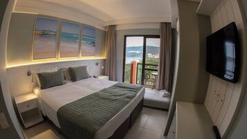 Minibar, caja de seguridad en la habitación y escritorio