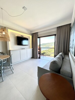 Deluxe Room, Sea View | Living area | 40-inch Smart TV with cable channels, TV, ping pong - Jurerê Beach Village (Florianópolis)