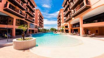 2 piscinas al aire libre, sillones reclinables de piscina