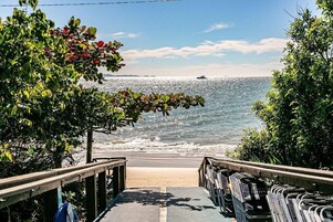 En la playa, arena blanca