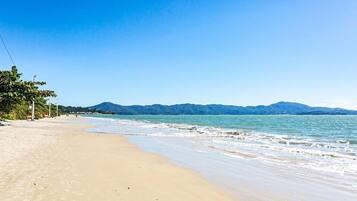 En la playa, arena blanca