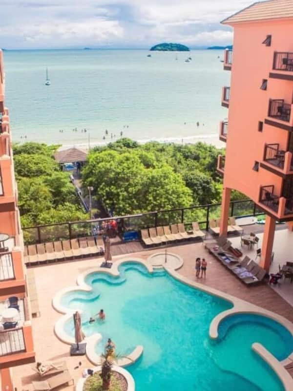 2 outdoor pools, pool loungers