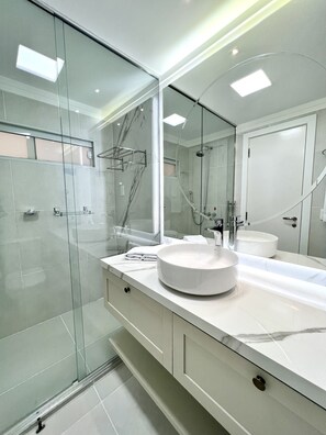 Deluxe Room, Sea View | Bathroom | Shower, hair dryer, towels, soap - Jurerê Beach Village (Florianópolis)
