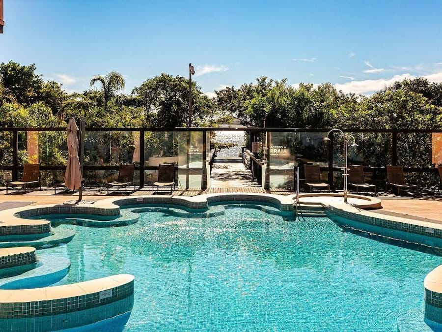 2 utomhuspooler och solstolar