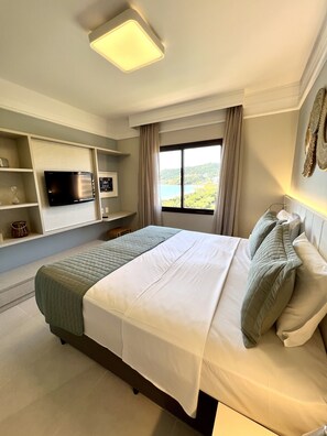 Deluxe Room, Sea View | Minibar, in-room safe, desk, laptop workspace - Jurerê Beach Village (Florianópolis)