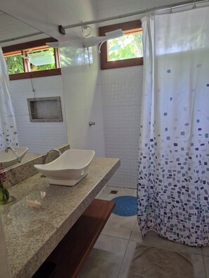 Douche, sèche-cheveux, serviettes fournies, savon